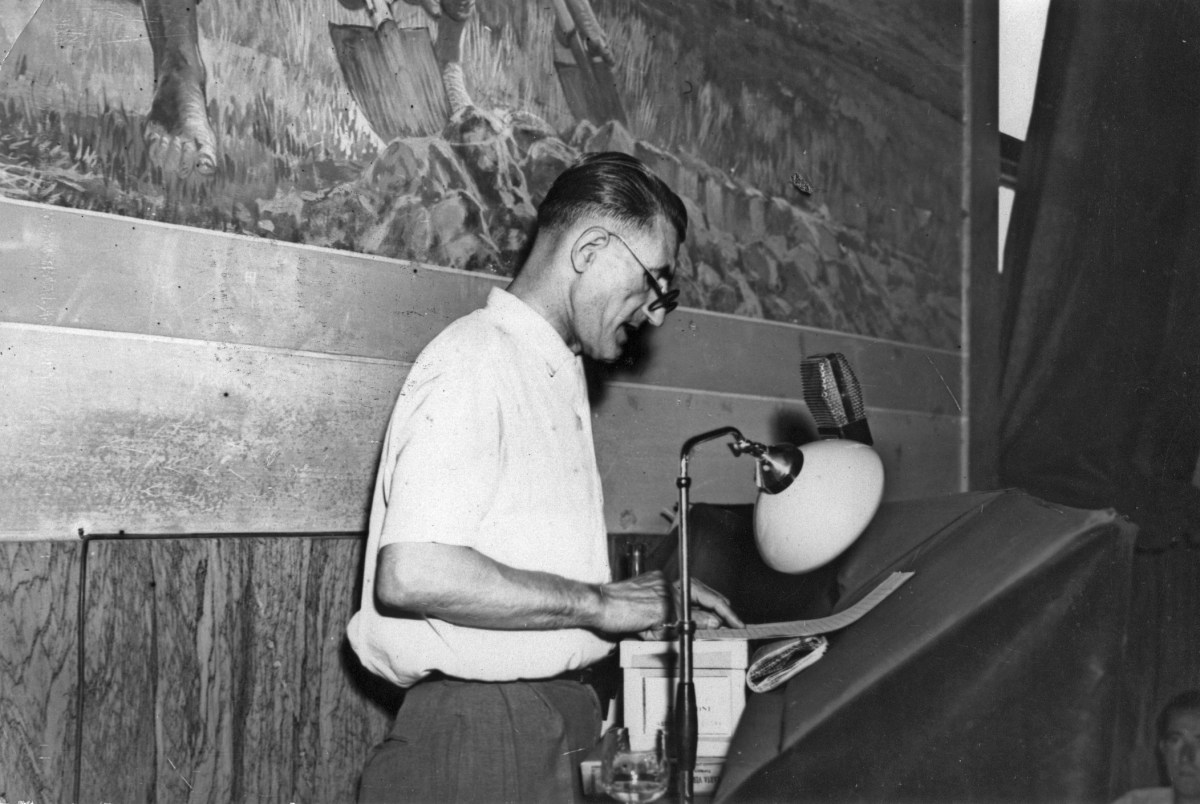 7. Luglio 1949. O. Malaguti interviene nel salone della C.d.L. di Bologna, che sarà intitolato a G. Di Vittorio. Alle sue spalle uno degli affreschi di Galileo Chini, che furono scialbati alla fine degli anni '50.