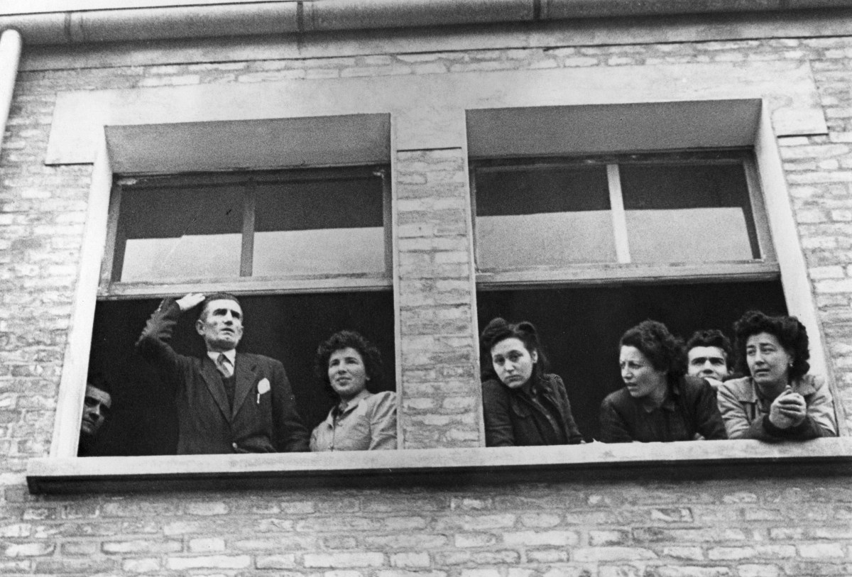 5. 30 gennaio 1948. Onorato Malaguti si affaccia dalla Barbieri & Burzi insieme alle lavoratrici in lotta. Barbieri, già gerarca fascista, fu alla testa dei licenziamenti politici di quegli anni.