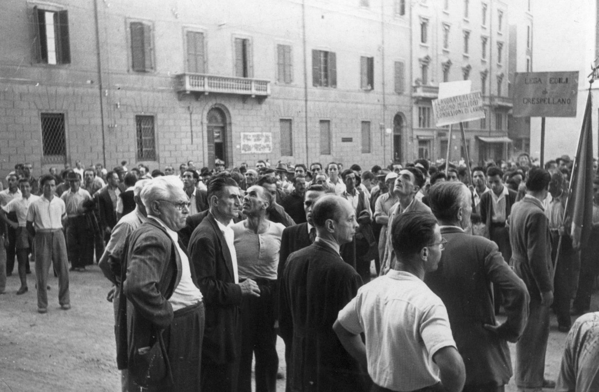 4. 16 settembre 1947. Manifestazione degli edili su sviluppo ed occupazione. In primo piano riconoscibili Clodoveo Bonazzi (a sinistra) e Onorato Malaguti.