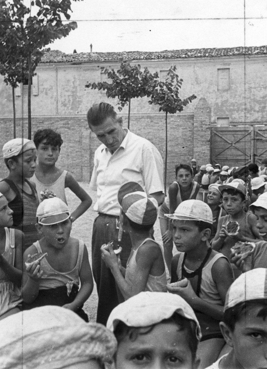 22. 1954. Onorato Malaguti in visita ai bambini della colonia di Cesenatico, gestita dall'U.N.S.I. (il patronato INCA CGIL).