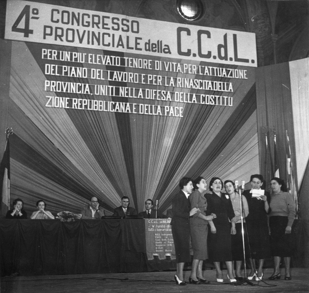 12. 26/28 settembre 1952. IV Congresso della C.d.L. di Bologna. Nel Salone del Podestà il canto delle Mondine.