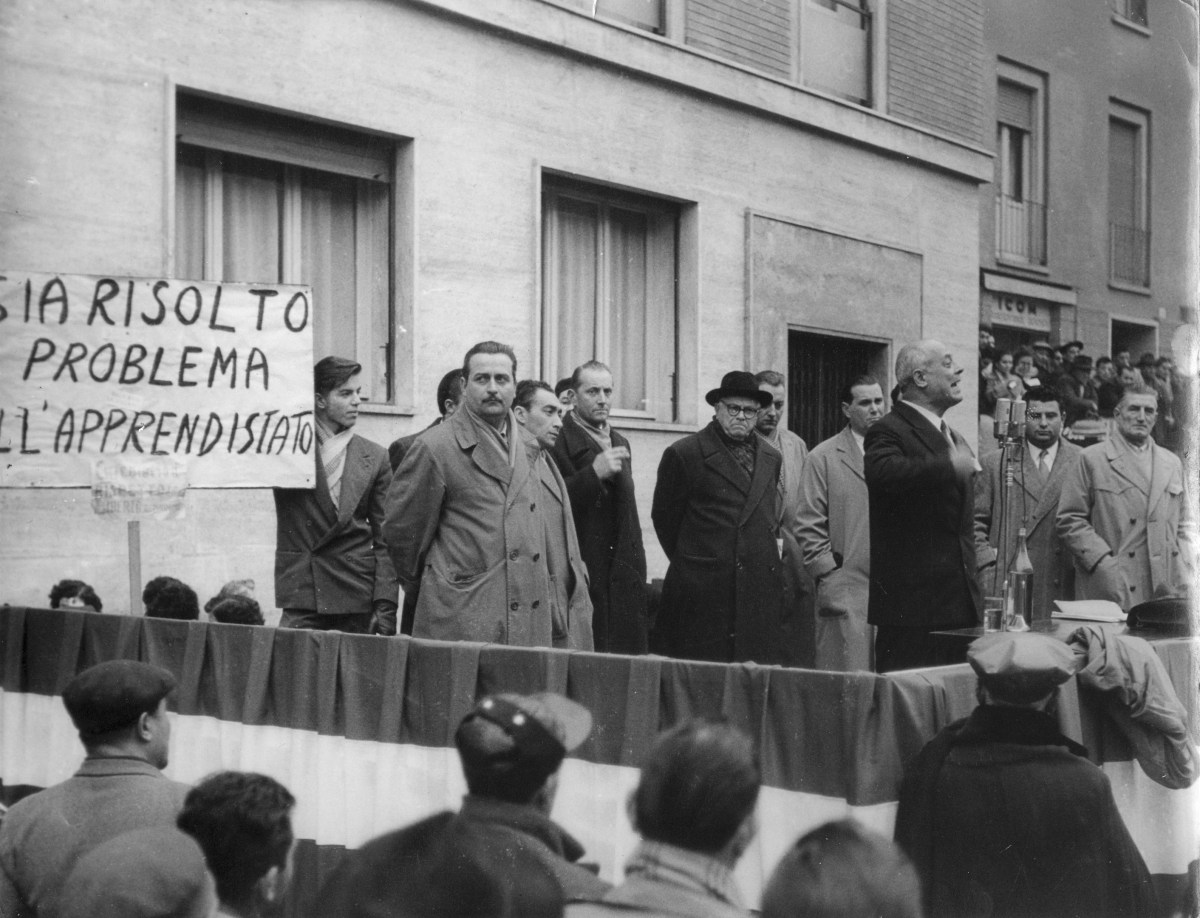 19. 23 Dicembre 1953. Oreste Lizzadri, della Segreteria nazionale CGIL, conclude un comizio. A destra O. Malaguti; a sinistra Arvedo Forni.