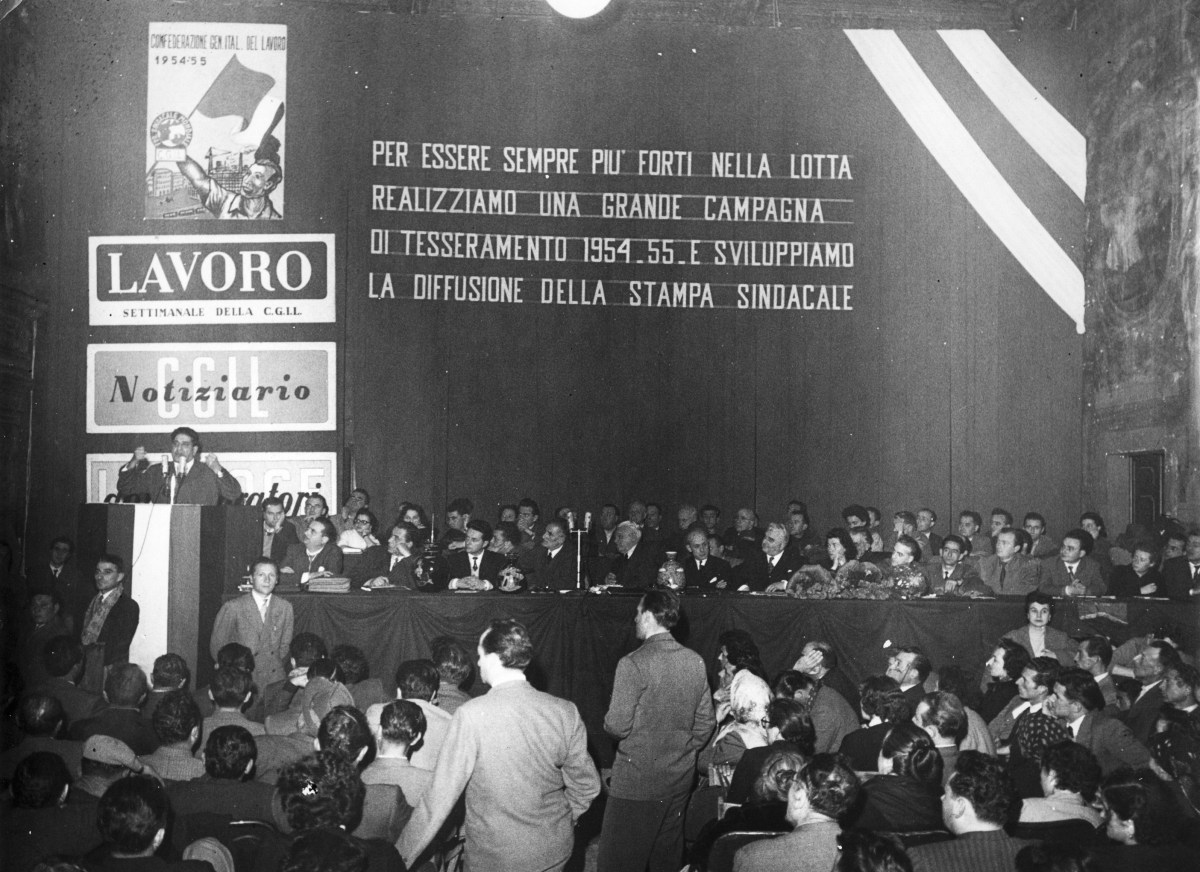 23. 1954. Manifestazione per il tesseramento con Giuseppe Di Vittorio. Al tavolo primo a sinistra A. Forni, quarto O. Malaguti.