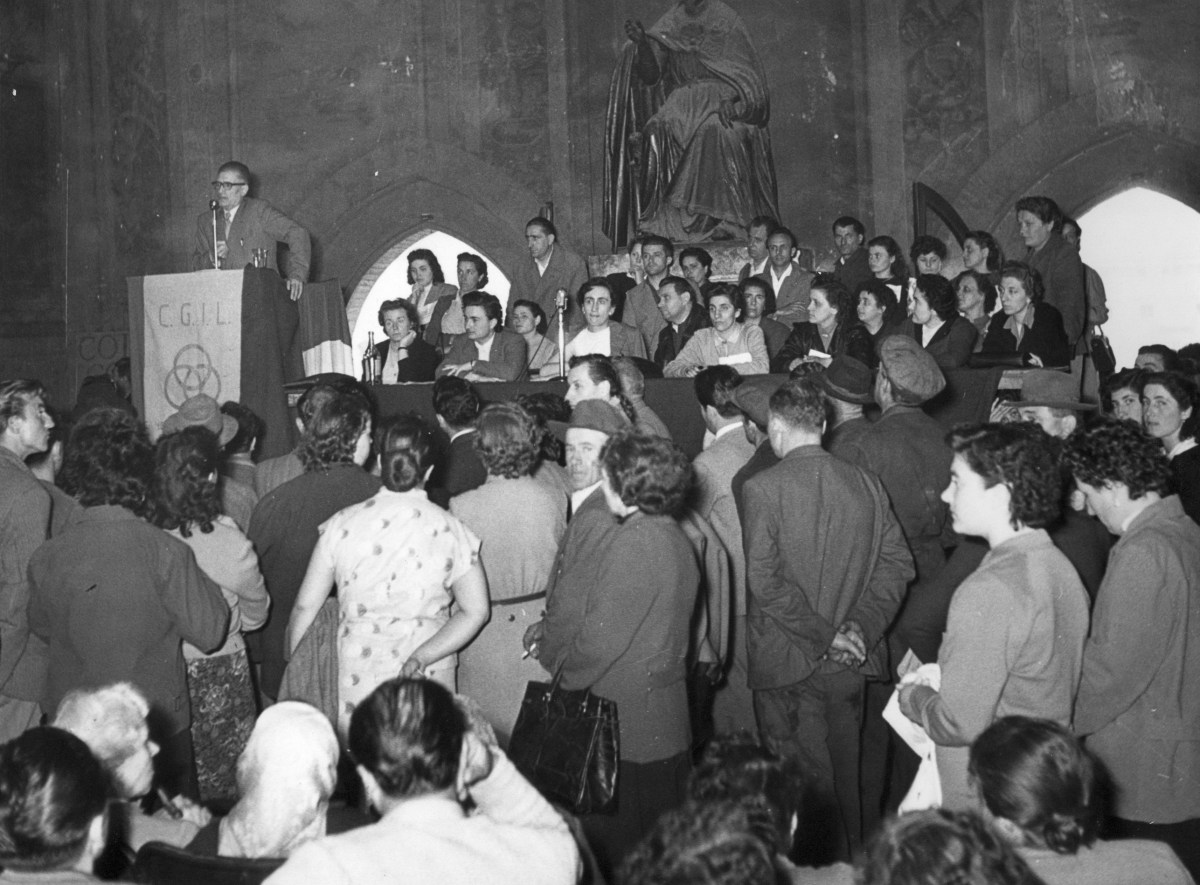 10. 20 febbraio 1951. A Palazzo d'Accursio convegno delle donne della CGIL e dell' UDI. Interviene O. Malaguti. Al tavolo prima a sinistra Diana Sabbi della Segreteria della C.d.L. provinciale di Bologna.
