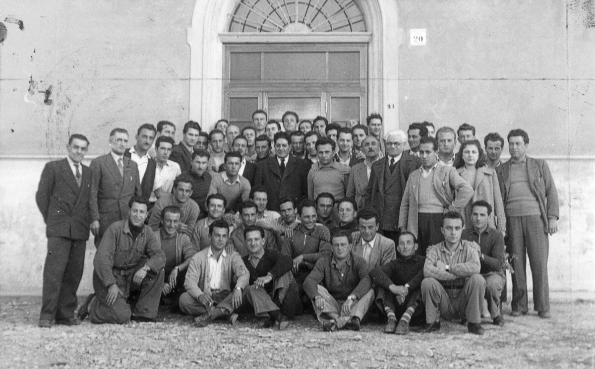 8. 4 aprile 1950. Foto di gruppo alla scuola sindacale del Gallo di Castel S. Pietro. Al centro Di Vittorio. Secondo da sinistra O. Malaguti.