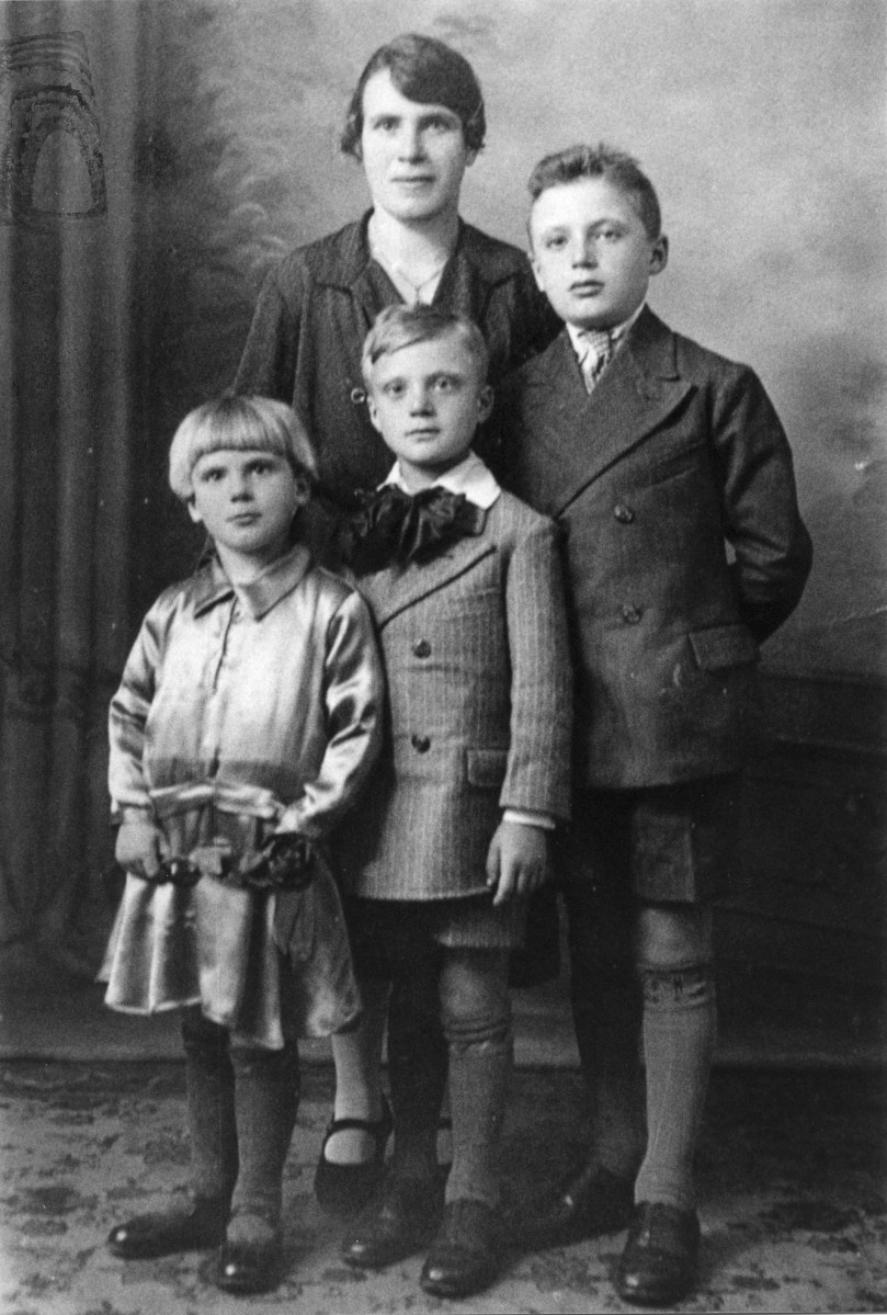 1. 1935. La famiglia di Onorato Malaguti: la moglie, Olivia Caselli, i figli Elirpa. Remo e Giorgio, che morirà da partigiano il 19 marzo del 1945.