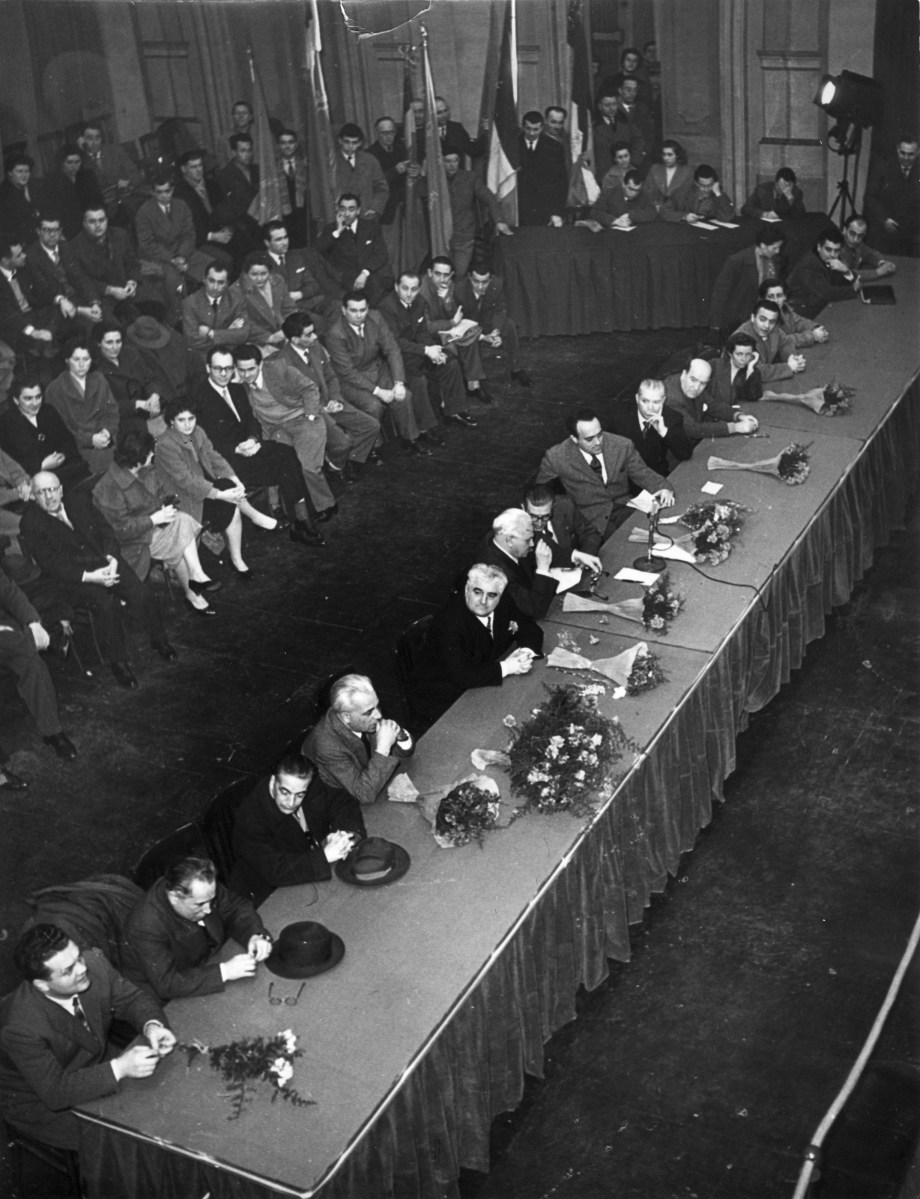 26. 27 febbraio 1955. Decennale della ricostruzione della Camera del Lavoro di Bologna. Commemorazione al Teatro Comunale. Al centro della presidenza G. Dozza. C. Bonazzi e O. Malaguti.