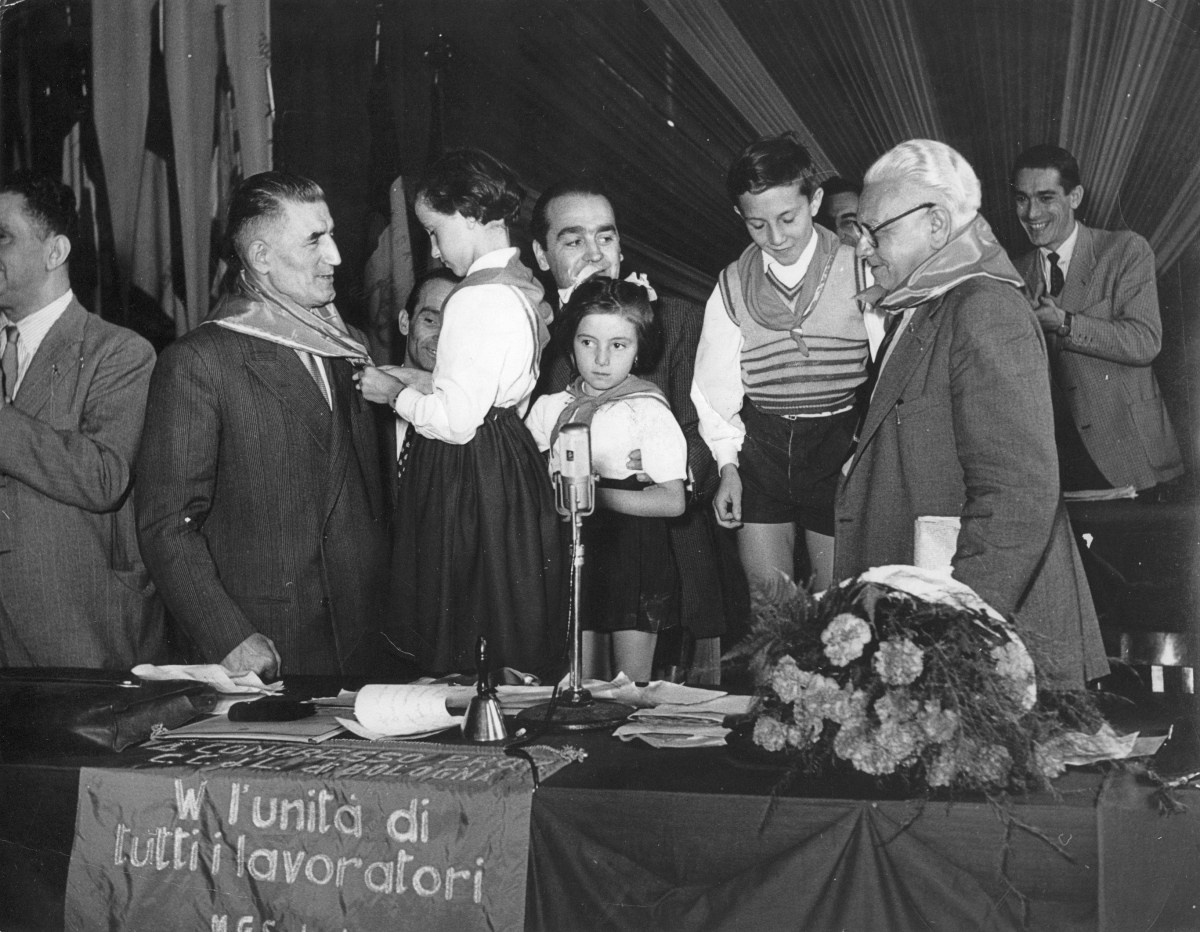 14. Settembre 1952. IV Congresso della C.d.L. di Bologna. Onorato Malaguti riceve il saluto dei piccoli Pionieri (Associazione dei Ragazzi Pionieri d'Italia promossa dal PCI.).