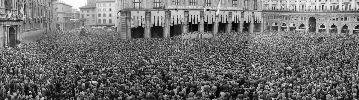 34. I Maggio 1957. In Piazza Maggiore G. Di Vittorio conclude il comizio del I Maggio dedicato ai temi della minaccia nucleare. Sarà l'ultima volta di Di Vittorio a Bologna. Morirà infatti nell'ottobre del 1957.